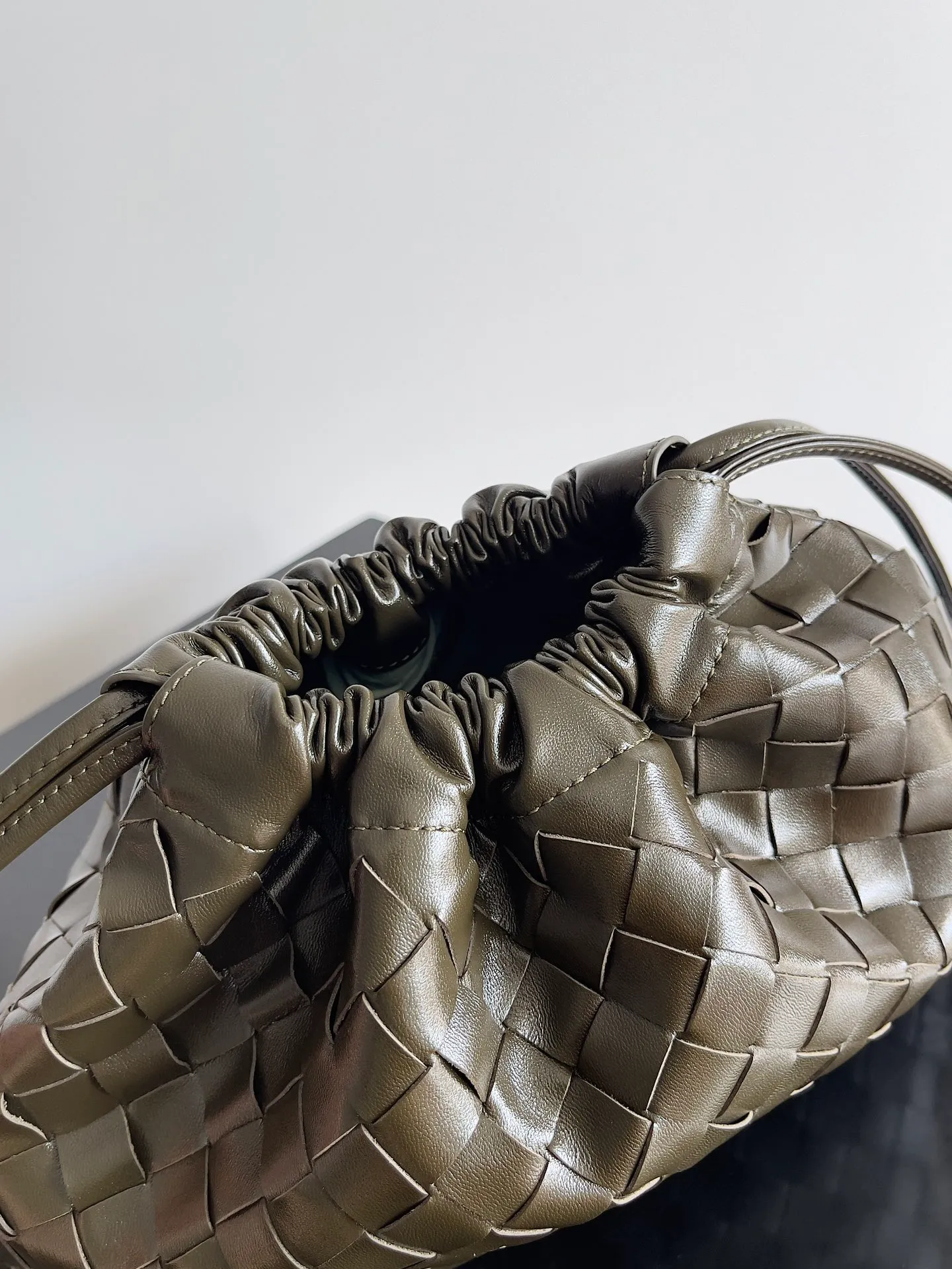 Batch 1560 Armpit bags have become a fashionable item that every girl has in their hands in recent years🛍️. The elegant and simple style has won the love of many people of different ages. However, there is an unavoidable trouble with armpit bags, that is, the capacity is too small, and BOTTEGA VENETA’s new Dustbag Considering people's travel needs, the capacity of garbage bags has been greatly upgraded. Folding umbrellas, water cups, and girls' makeup powder and lipstick can all be accommodated. It is very light and resistant to dirt. Even if you have a lot of things when traveling, it can reduce the burden to a certain extent. The shoulder straps are buckled and can be changed at will. It can be used for hand holding or as the liner of a large bag. After the drawstring is drawn, it looks like a cloud bag. It is very suitable for concave styling when traveling in summer🙋🏻‍♀️ Style number: 796728 Size: 32*23*1cm
